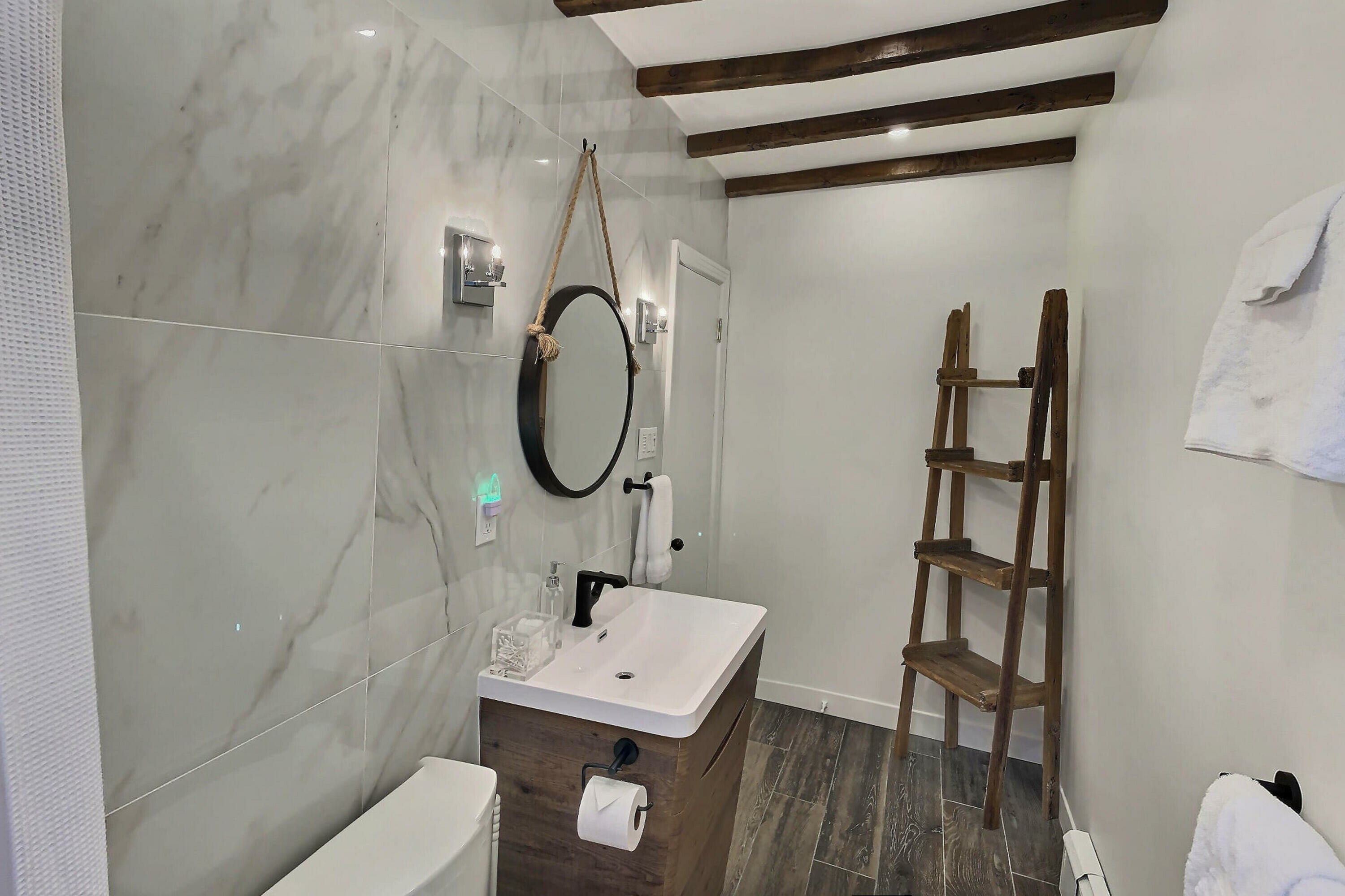 Cartier · Bathroom — Gîte du Survenant, Montréal